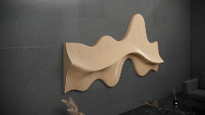Sculpture en vague en bouleau sur un mur sombre